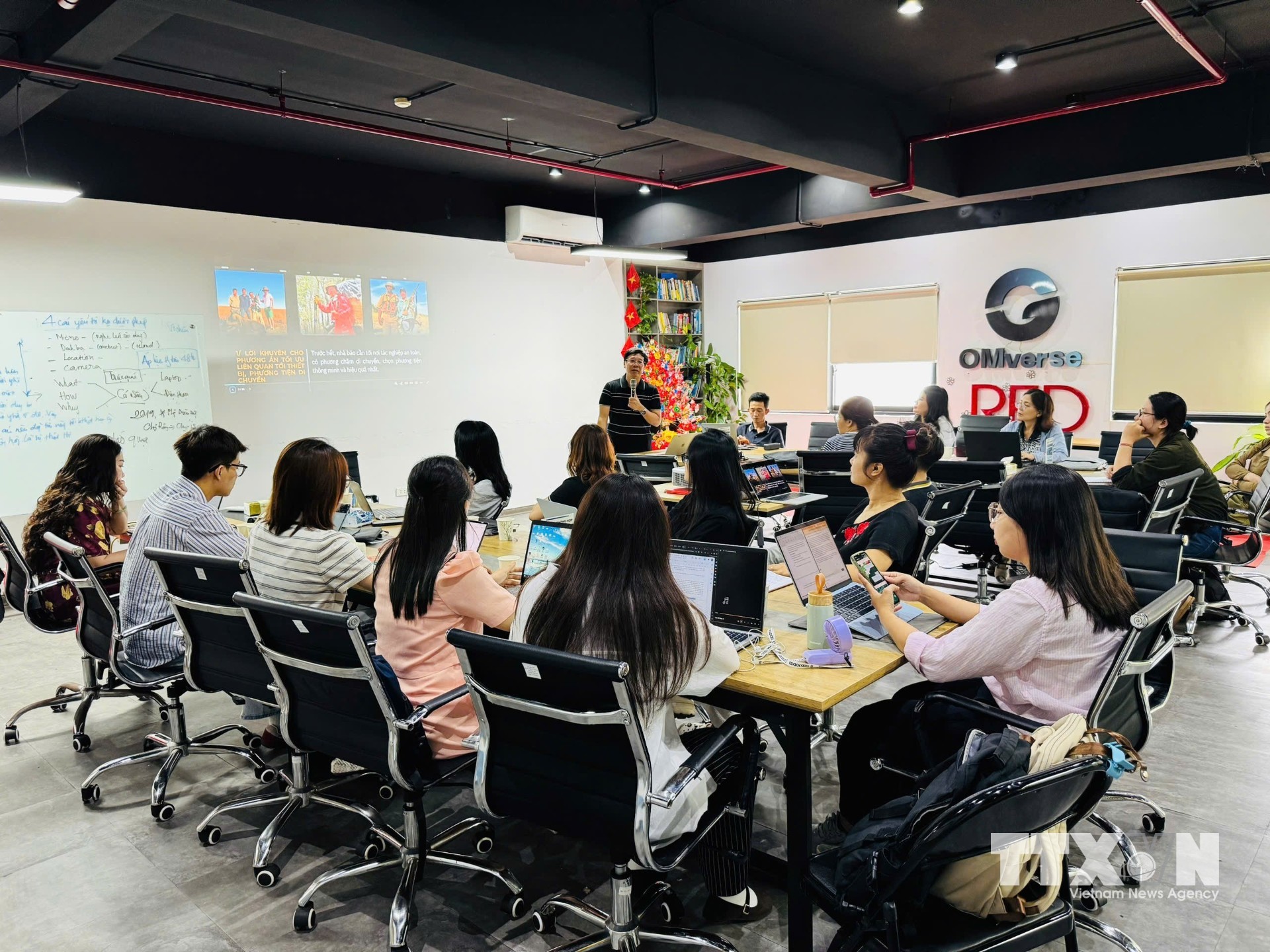 Nằm trong chuỗi hoạt động chuyên đề "An toàn tác nghiệp của nhà báo và thách thức trong thời công nghệ số", Viện Nghiên cứu Truyền thông phát triển (Liên hiệp các Hội Khoa học và Kỹ thuật Việt Nam) đã tổ chức tọa đàm “Bảo vệ quyền tác nghiệp báo chí: Thực trạng và giải pháp”. (Ảnh: Diệu Thúy/TTXVN)